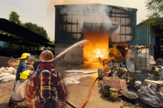 Haridwar After a struggle of 2 hours, the fire in the scrap warehouse was brought under control