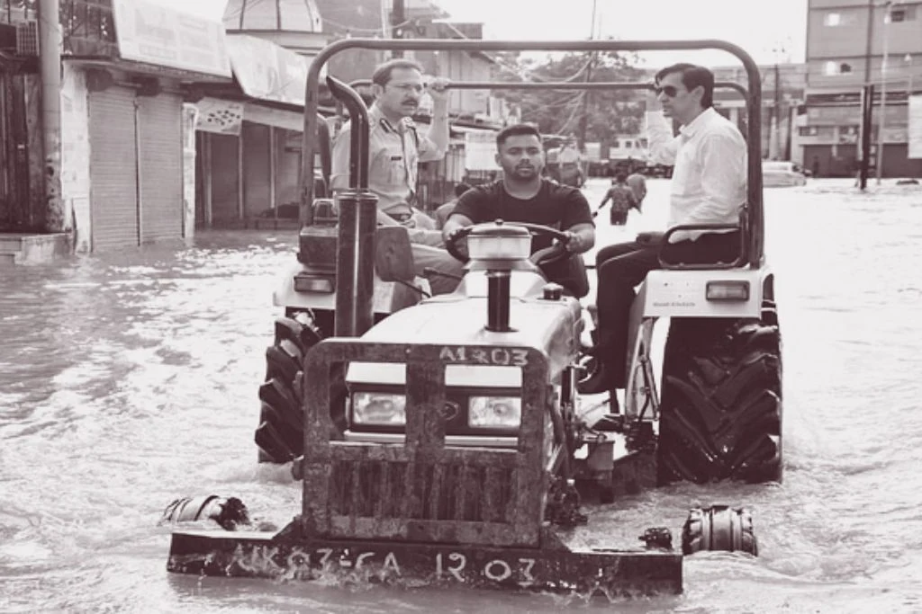 Kumaon Commissioner rode on a tractor in the rain and took stock of the roads with the DIG