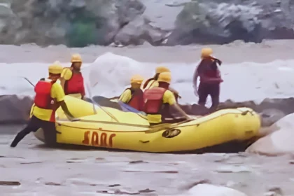 SDRF rescues two people trapped in Bhagirathi river (1)