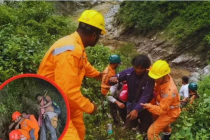 Tragedy in Kedarnath 2 bodies found, hundreds of pilgrims trapped, 6,980 rescued so far